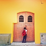 "Niño tocando puerta en León Nicaragua"